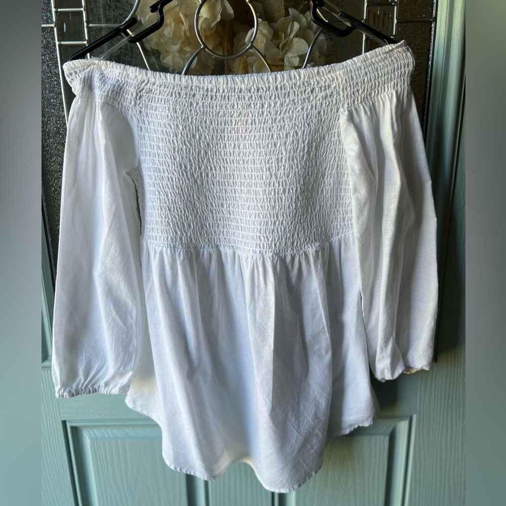 Sz S White off the shoulder shirt, babydoll fit